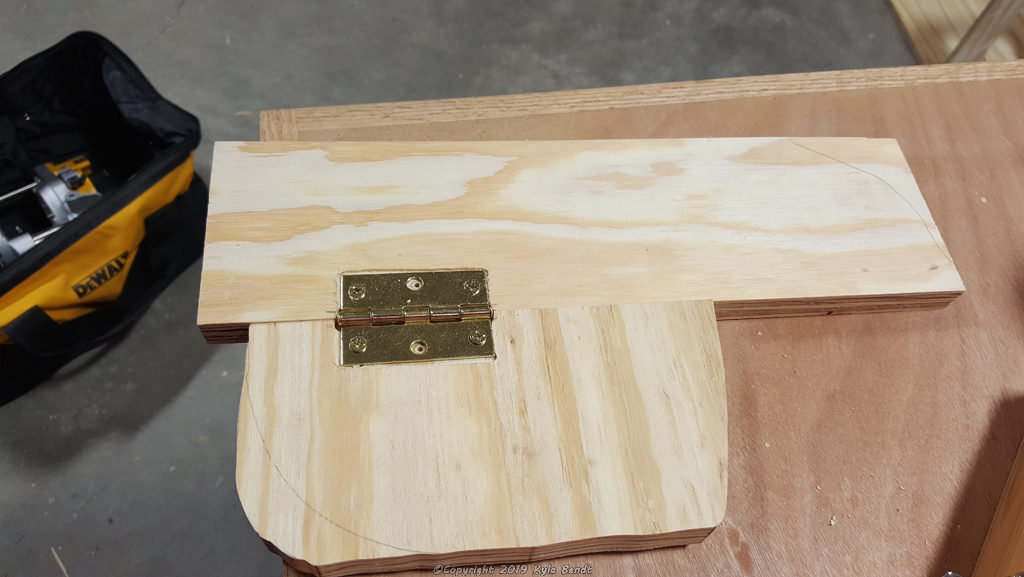 Hinge on test wood - open.